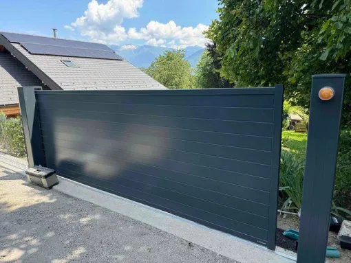Installation d'un portail coulissant avec alimentation solaire à Chambéry, Albertville, Parcs et Jardins