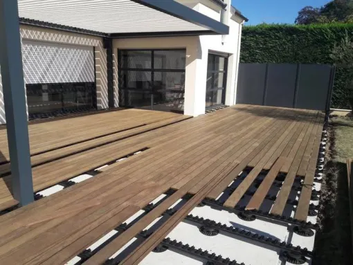 Création d'une terrasse sur plot en bois à Chambéry, Albertville, Parcs et Jardins