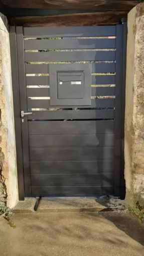 Installation d’un portillon et de sa boîte aux lettres intégrée à Albertville, Albertville, Parcs et Jardins