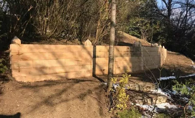 Implantation retenue de terre en traverse chêne pour créer un cheminement, Albertville, Parcs et Jardins