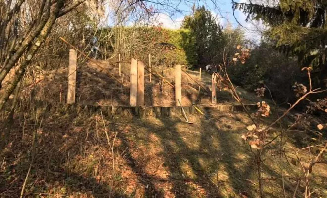 Implantation retenue de terre en traverse chêne pour créer un cheminement, Albertville, Parcs et Jardins