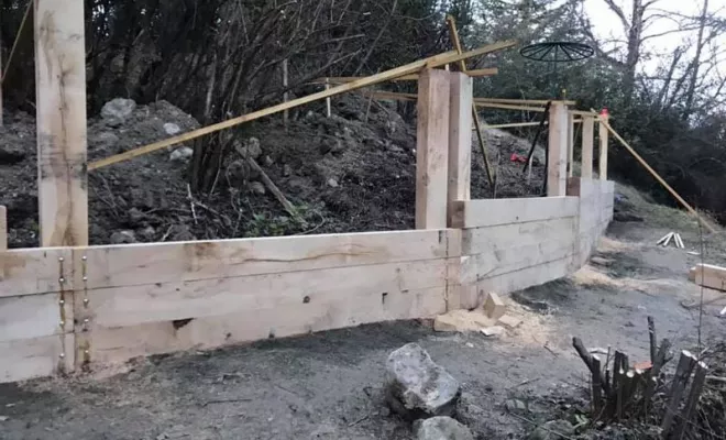 Implantation retenue de terre en traverse chêne pour créer un cheminement, Albertville, Parcs et Jardins