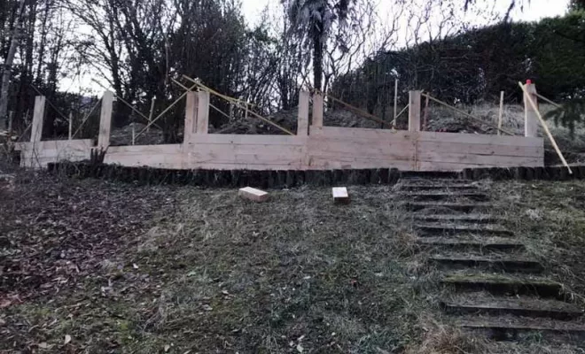 Implantation retenue de terre en traverse chêne pour créer un cheminement, Albertville, Parcs et Jardins