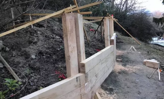 Implantation retenue de terre en traverse chêne pour créer un cheminement, Albertville, Parcs et Jardins