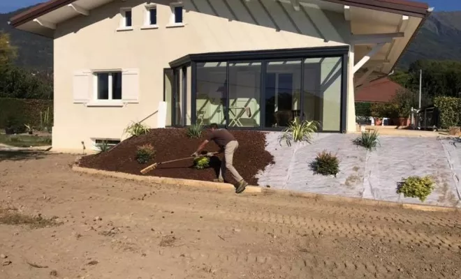 Implantation retenue de terre en traverse chêne pour créer un cheminement, Albertville, Parcs et Jardins